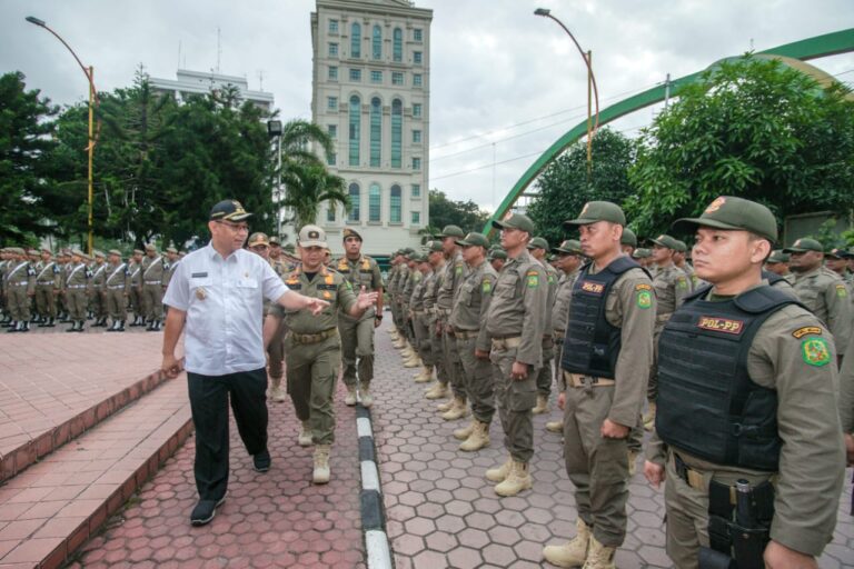 Satpol PP Medan saat menertibkan lapak liar di kawasan pusat kota.